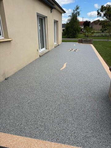 Une terrasse esthétique et durable en moquette de pierre à Valzergues