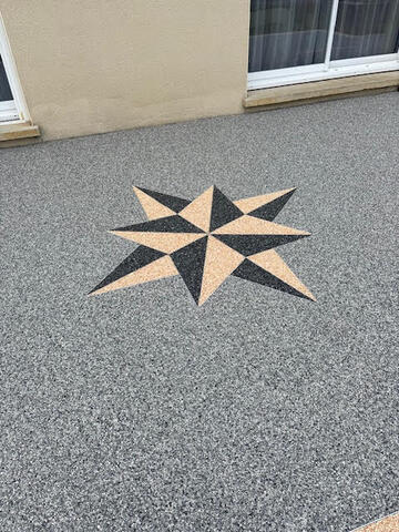 Une terrasse esthétique et durable en moquette de pierre à Valzergues