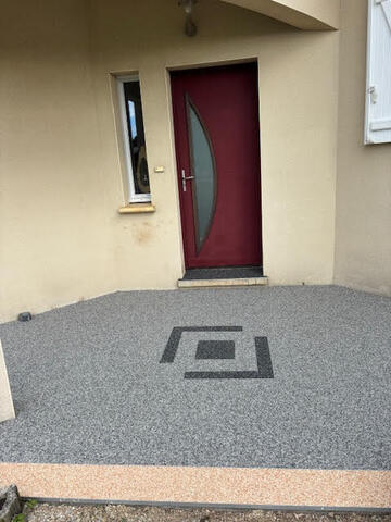 Une terrasse esthétique et durable en moquette de pierre à Valzergues