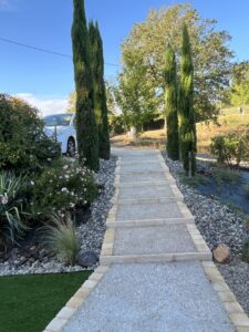 Aménagement allée en béton désactivé