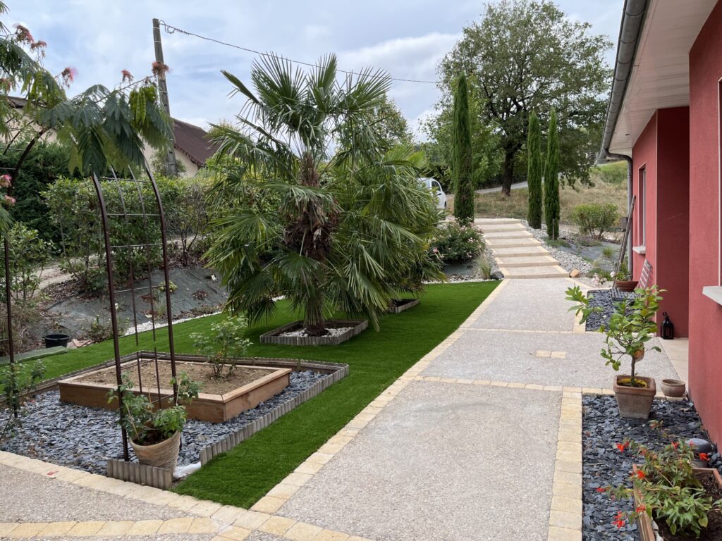 Aménagement allée en béton désactivé et gazon synthétique