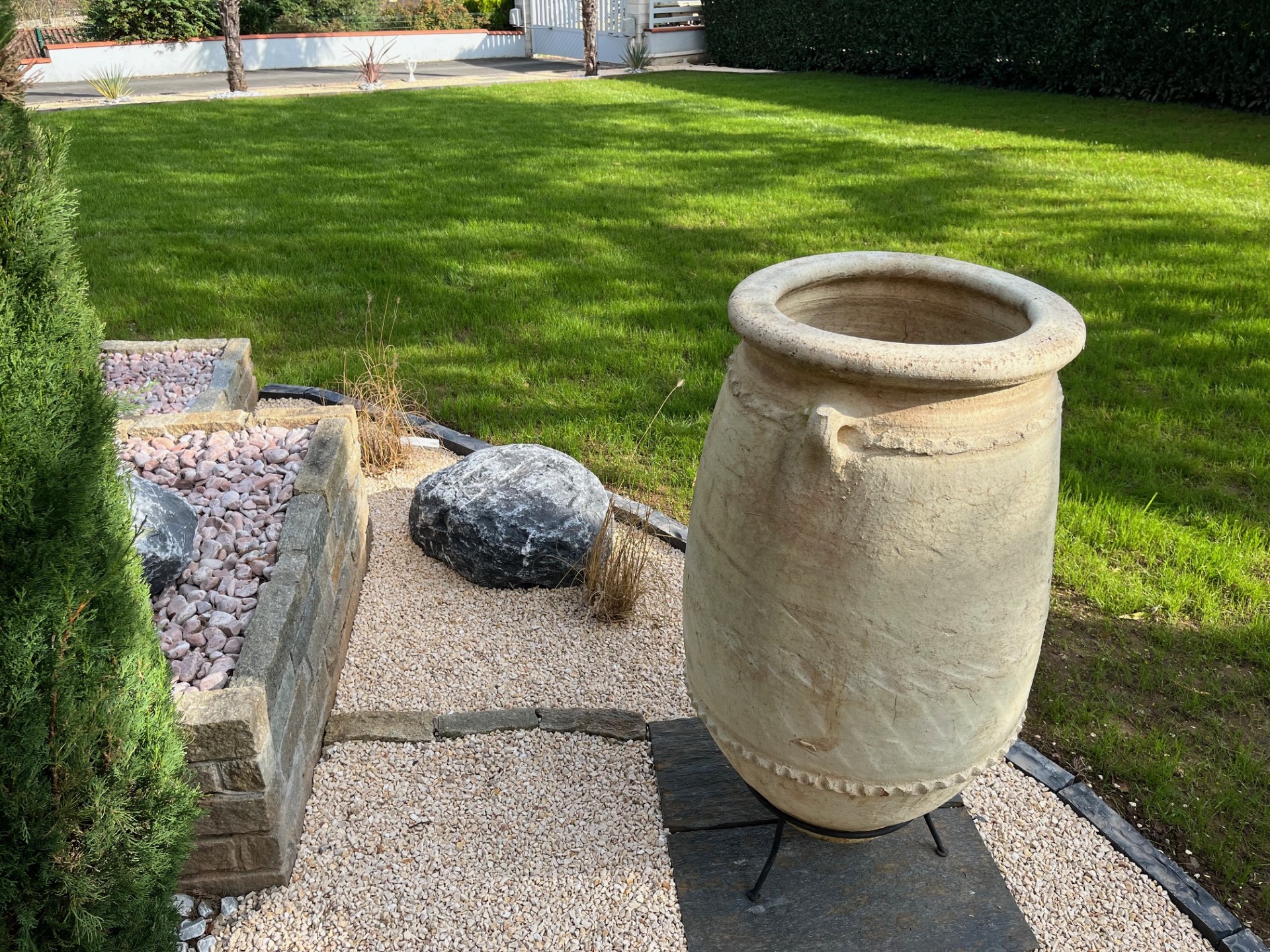 Espace Évasion : création de massifs et implantation de gazon