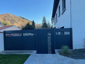 Clôture brise vue avec portail en alu