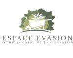 Logo paysagiste Espace Evasion: brouette blanche chargée de plantes sur fond de feuillage vert. Slogan : VOTRE JARDIN, NOTRE PASSION.